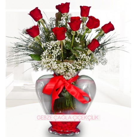 Kalp vazoda 9 gül aranjmanı